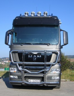 MAN TGX TGS LKW-Zubehoer Truckstyling Scheinwerferbuegel Frontbar Seitenschwellerrohre